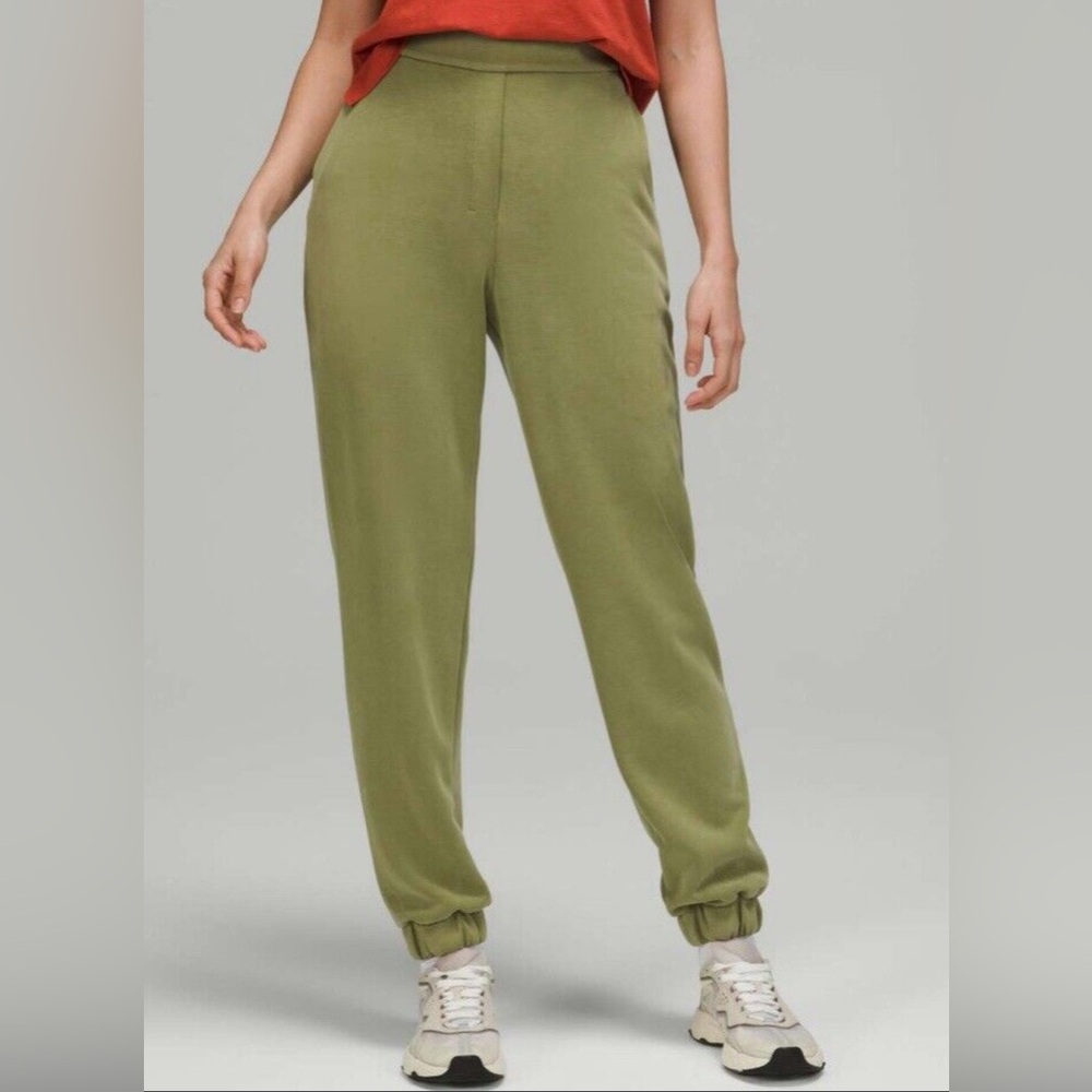 Lululemon Softstreme Relaxed High-Rise Pant green size 14